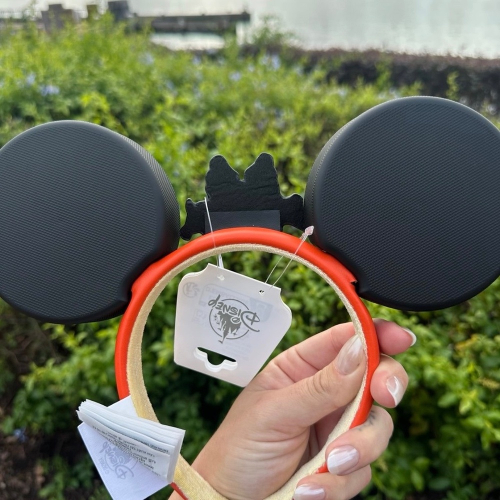 2025 Disney Epcot Canada Pavilion Hockey Ears Headband Mickey & Friends NWT - Picture 4 of 4
